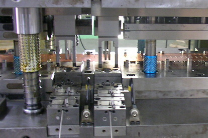 1430103835990760.jpg 連續模料帶排樣的方式